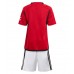 Camiseta Manchester United Primera Equipación Replica 2023-24 para niños mangas cortas (+ Pantalones cortos)
